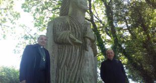 Mgr Dognin au côté de Santig Du avec le Père Alain Guellec