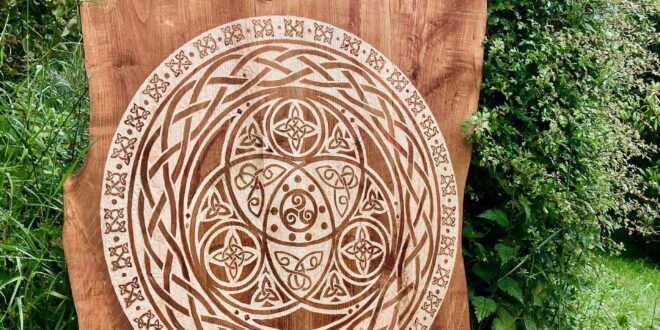 Un arbre de vie en Bretagne : entre art, mémoire et enracinement